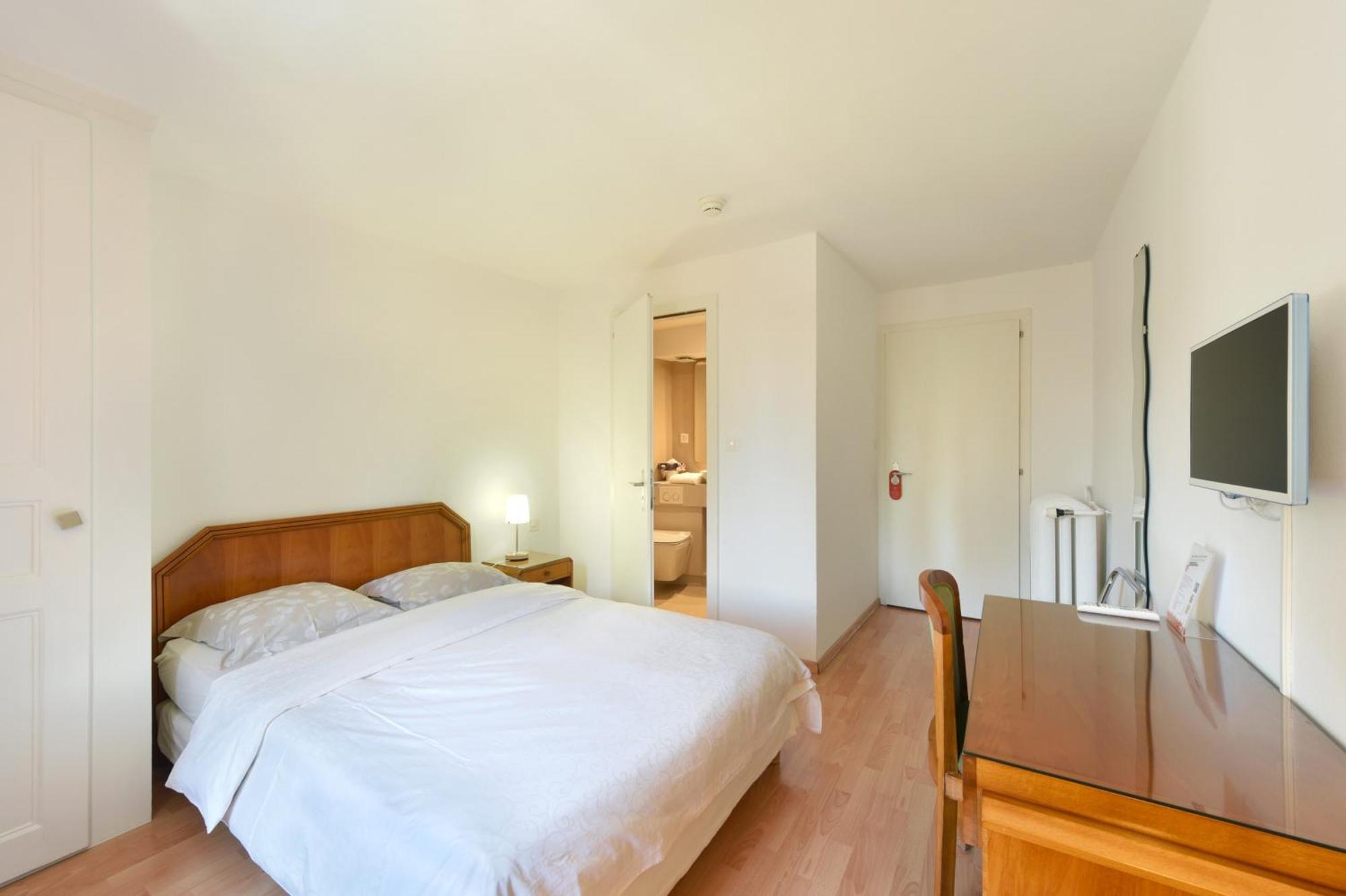 Hotel De L'Aigle Couvet Zimmer foto